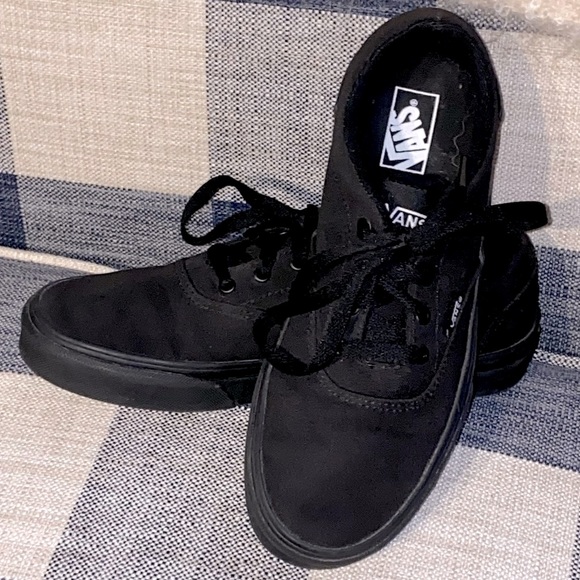 Vans Shoes Nwot Vans Doheny Low Top Sneaker Size 5 Girls Youth